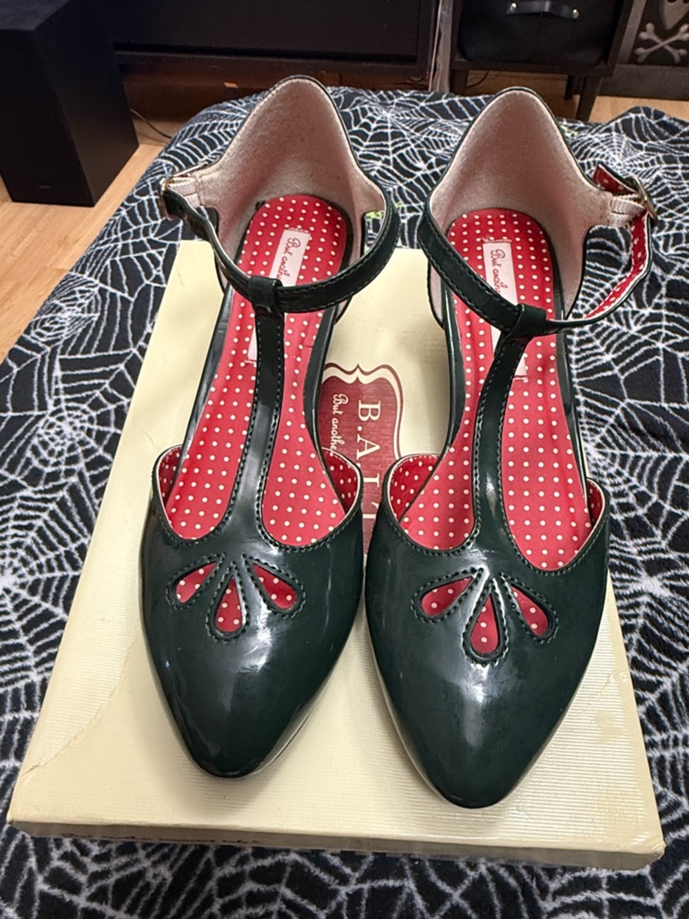 Bait Footwear T-strap heels vintage-inspired
Emerald Green Patent IRELLA Pinup - Picture 4 of 10